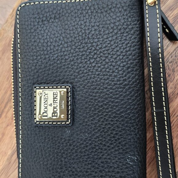 Pebble Grain Zip Around Phone Wristlet
Style ZR102BL
Color: Black - Picture 1 of 4